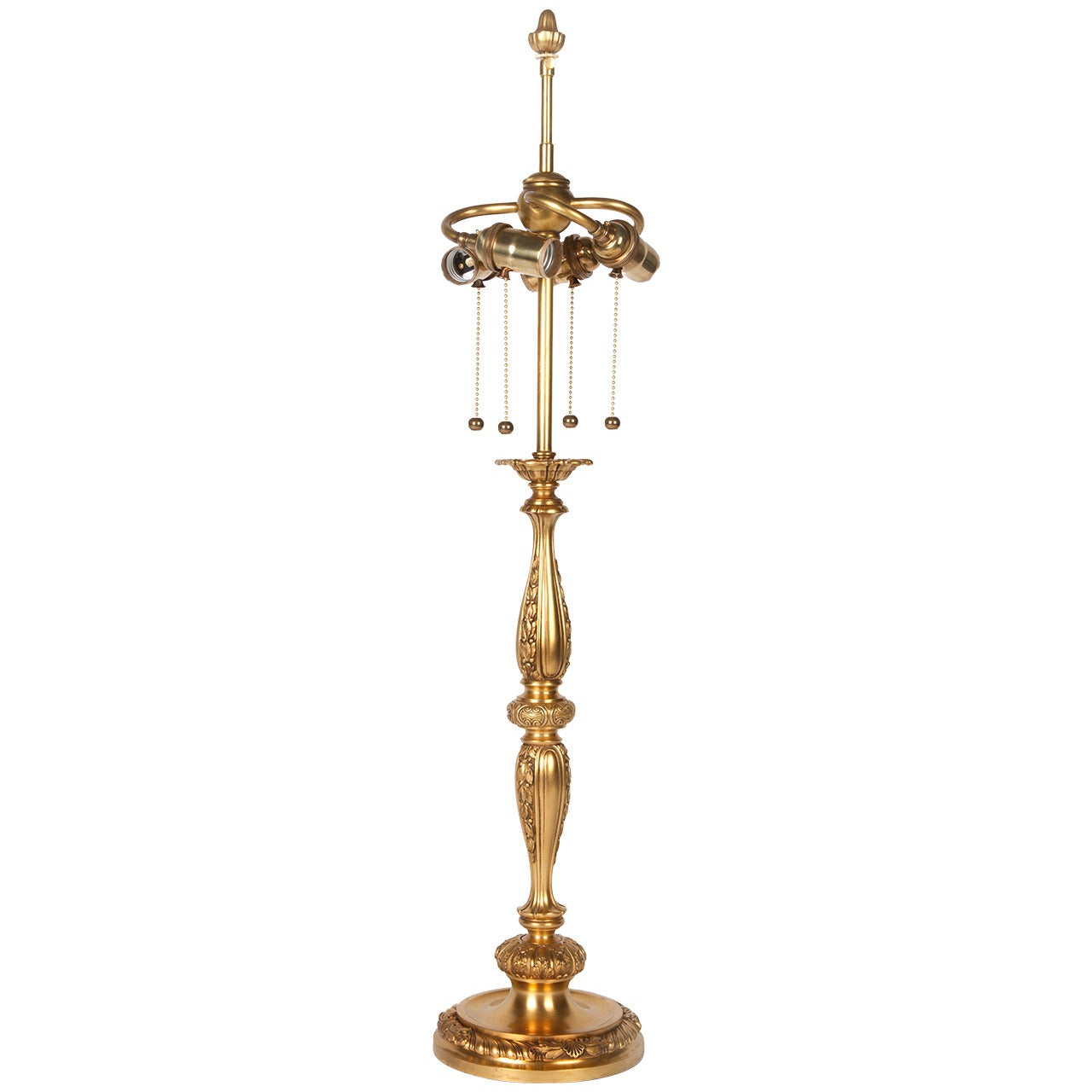 Lampe en forme de balustre dorée avec campanules signée par le bronze sterling, vers les années 1910 en vente