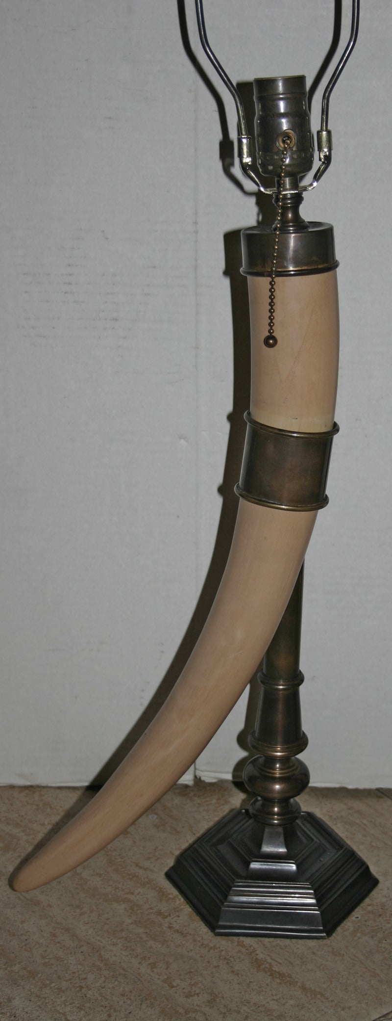 Paire de fausses défenses, lampes de table des années 1940 avec bases en bronze patiné. 
Mesures :
19.5