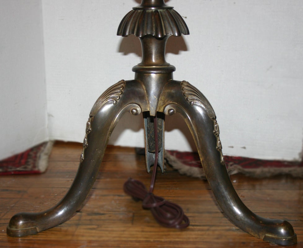 Paire de lampadaires anglais en bronze de style néoclassique des années 1920. Avec base tripode et patine d'origine.
Mesures :
Hauteur du corps 54,5
Hauteur jusqu'à l'appui de l'abat-jour 67