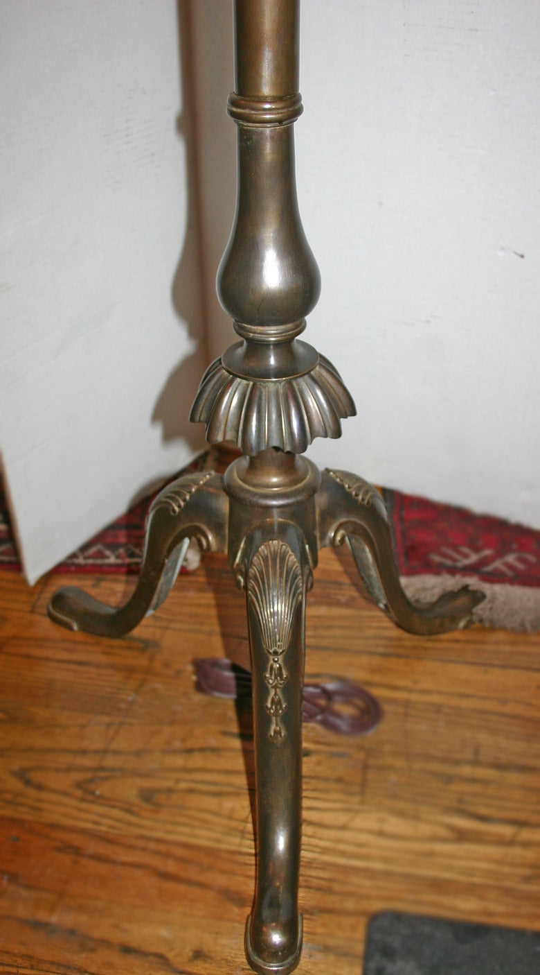 Early 20th Century Pair of Bronze Neoclassic Bronze Floor Lamps For Sale