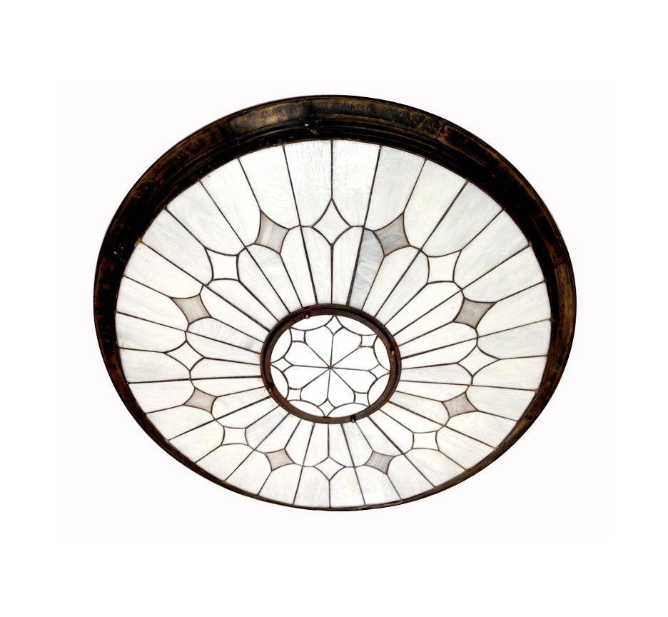 Un ensemble de 4 luminaires anglais des années 1940 en verre au plomb, de taille inhabituelle, avec des lumières intérieures et un cadre en bronze patiné. Le centre inférieur s'ouvre pour faciliter le changement des ampoules. Patine d'origine.