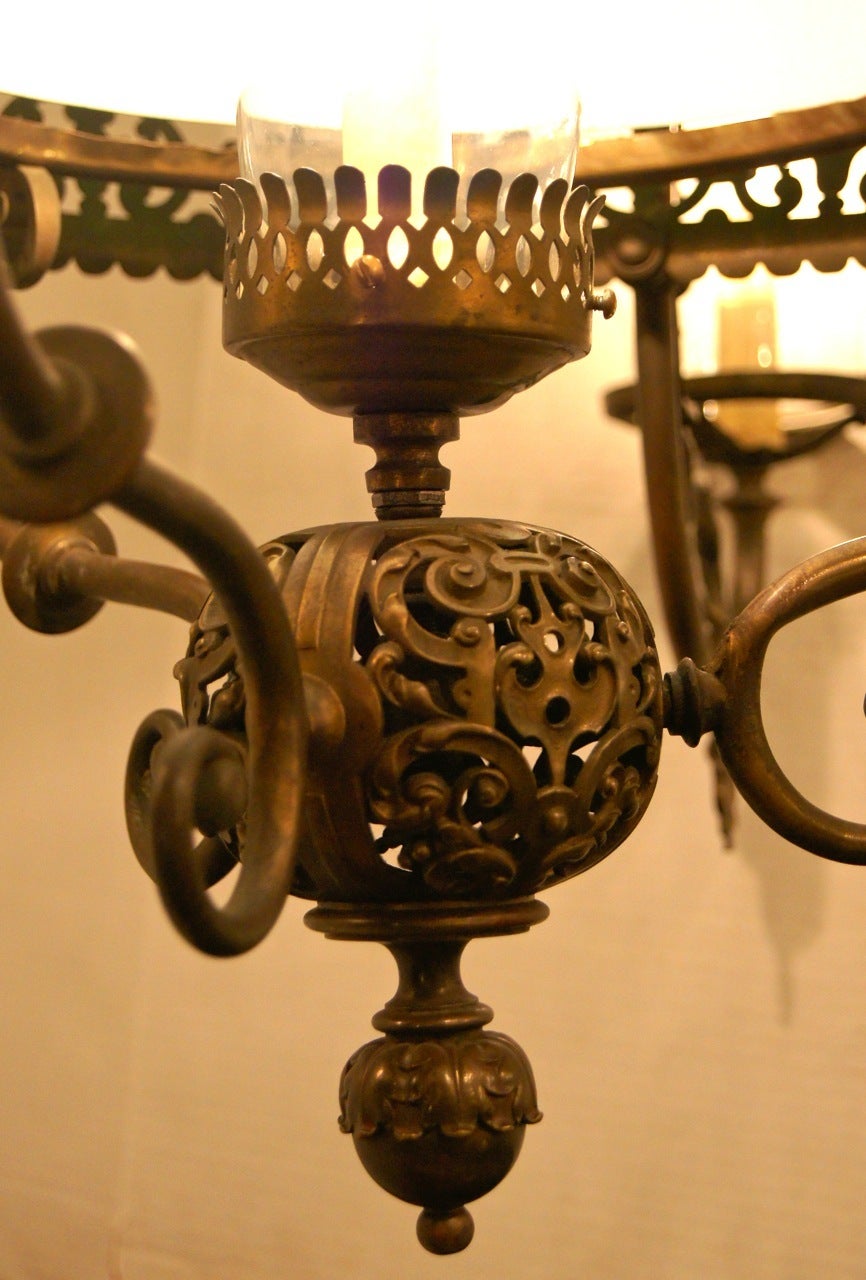 Lustre français en bronze à 3 branches, circa 1900, avec des abat-jour en forme d'ouragan et un abat-jour central en verre moulé vert.

Dimensions :
Hauteur minimale de chute : 42