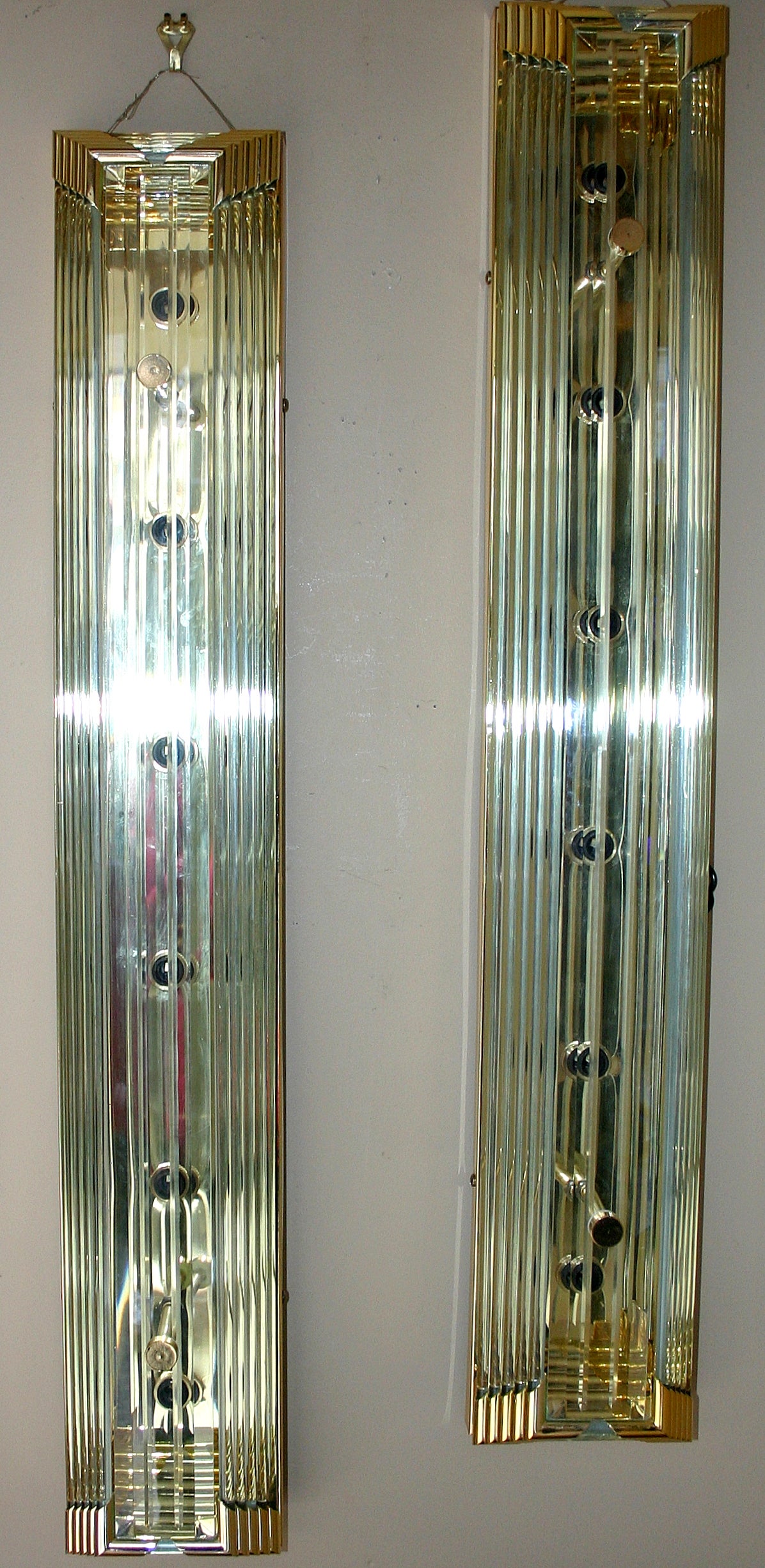 Pair of circa 1960s Italian moderne style sconces with glass rods on sides and 6 interior lights.

Measurements:
Height 36