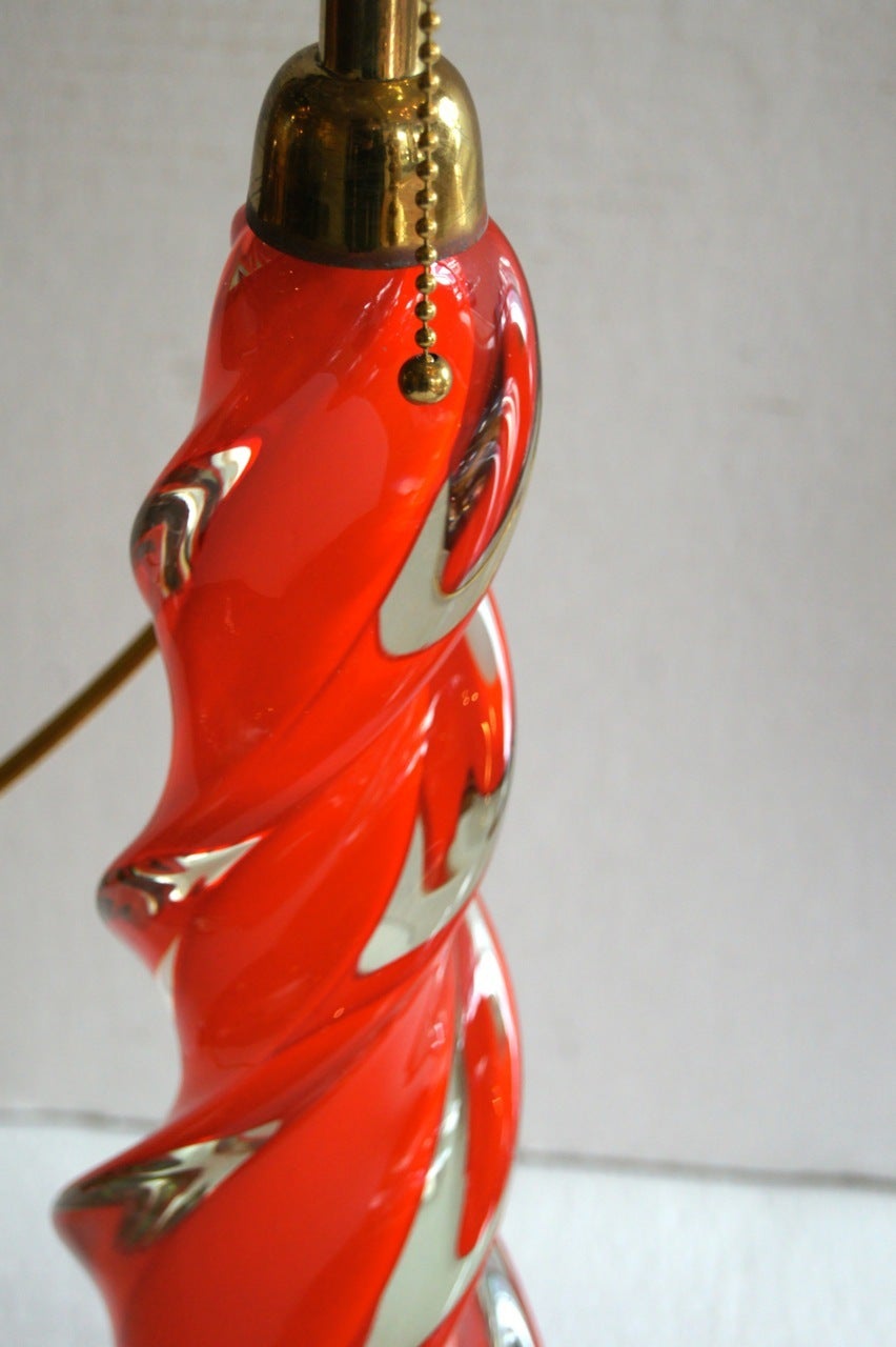Una singola lampada da tavolo in vetro di Murano del 1960 circa.

Misure:
Altezza del corpo: 15
Altezza del paralume: 25