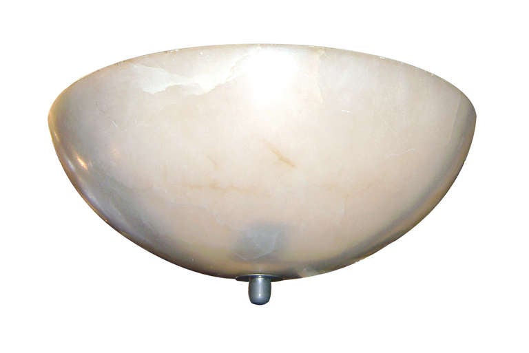 Vers 1920, luminaire italien en albâtre sculpté avec lumières intérieures. Soutenu par une tige centrale.

Mesures :
Chute actuelle : 22