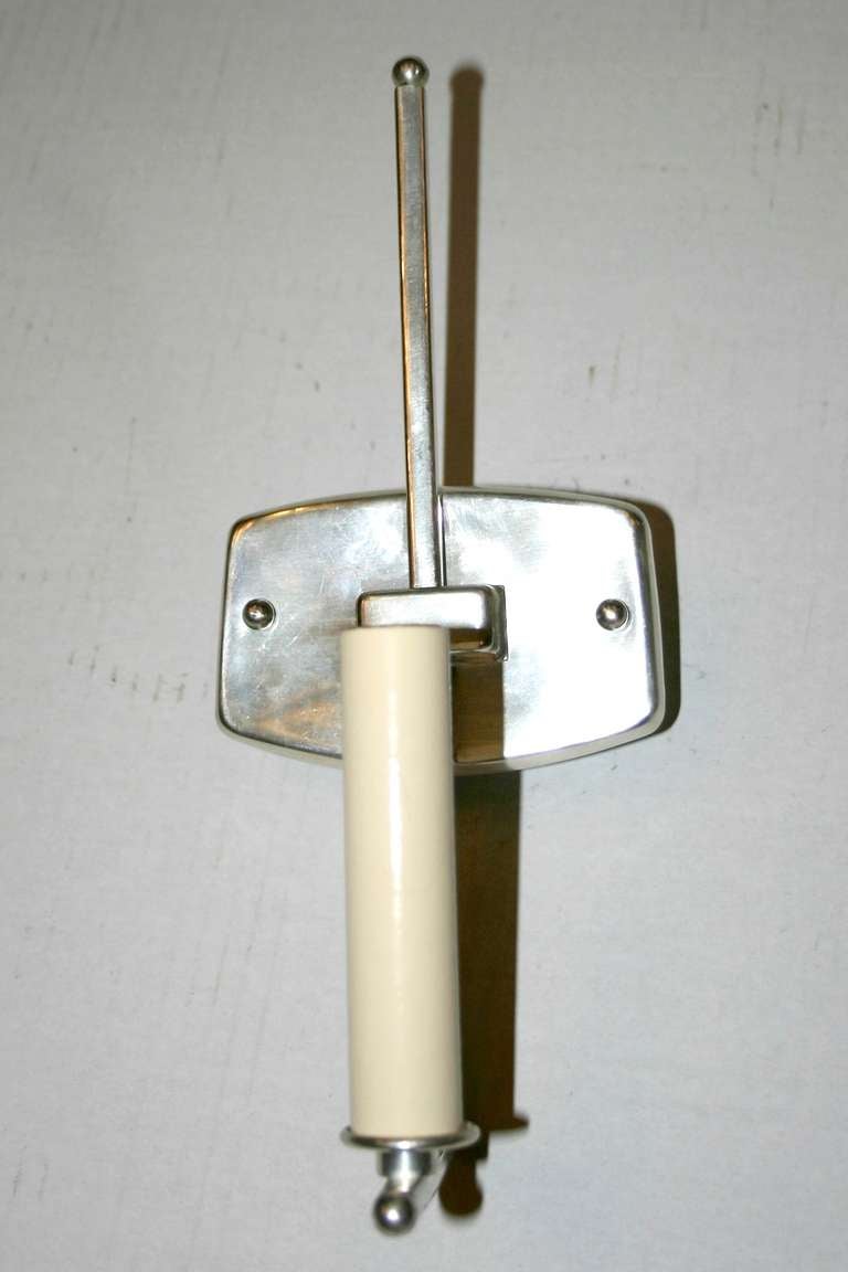 Italiano Coppia di lampade moderne placcate in argento. in vendita