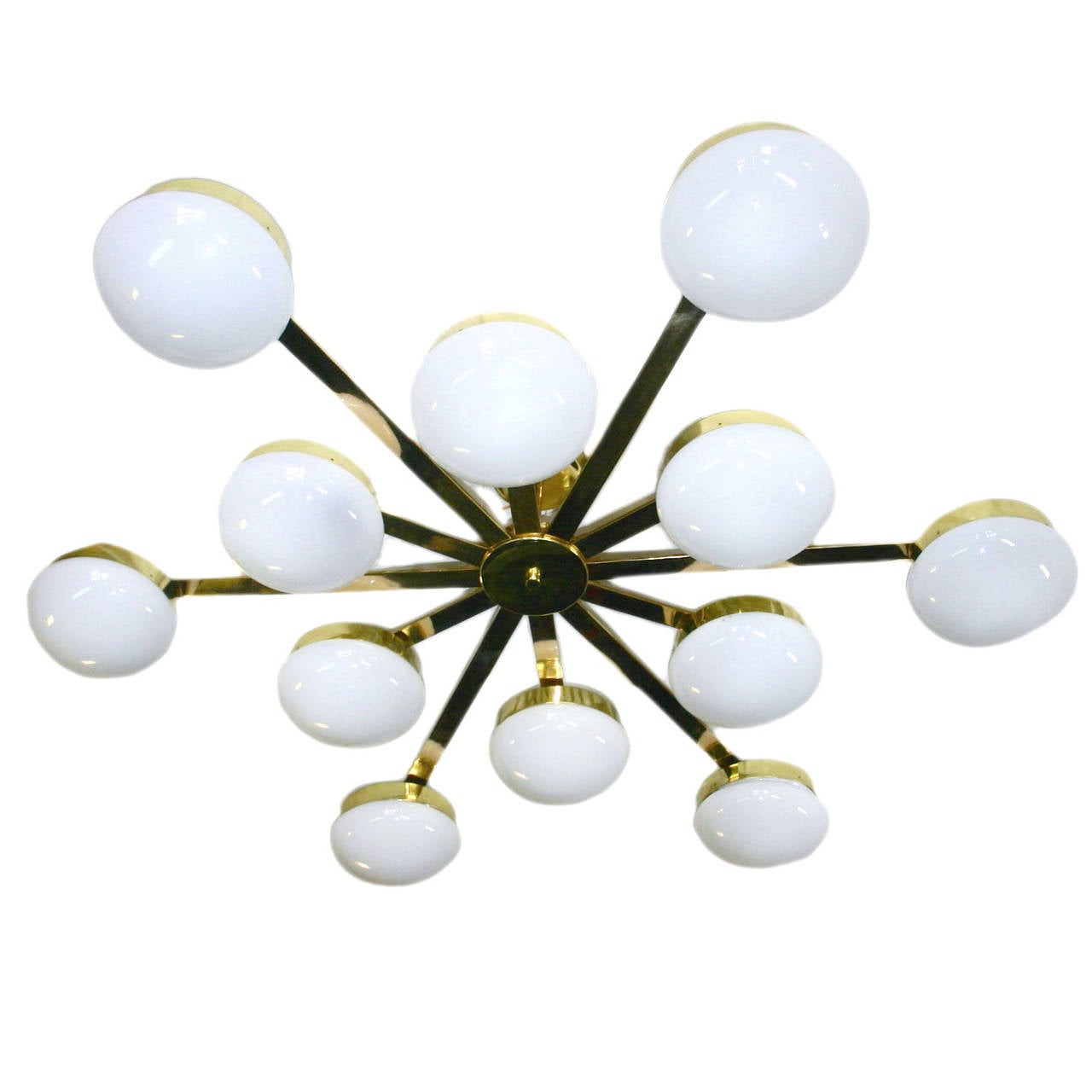 Apparecchio di illuminazione italiano in bronzo degli anni '60 circa con globi di vetro. Dodici luci.

Misure:
Caduta: 10,5
Diametro: 60
