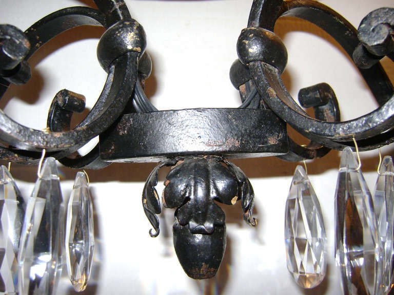 20ième siècle Lustre horizontal en fer forgé avec pendentifs en cristal en vente