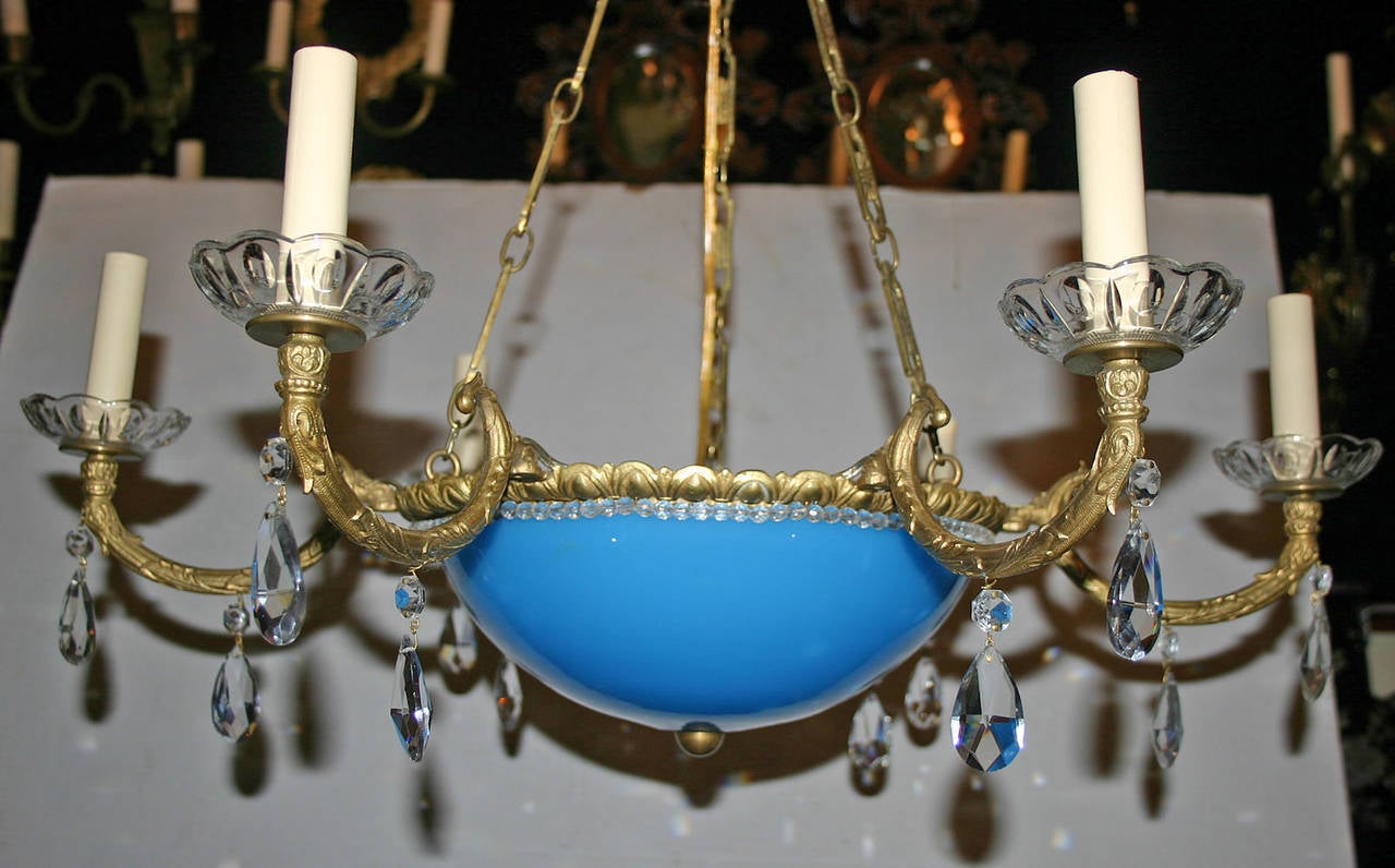 Lampadario francese del 1900 circa in bronzo dorato con gocce e perle di cristallo e inserto in vetro opalino originale. 
28 gocce, regolabili
Diametro 28