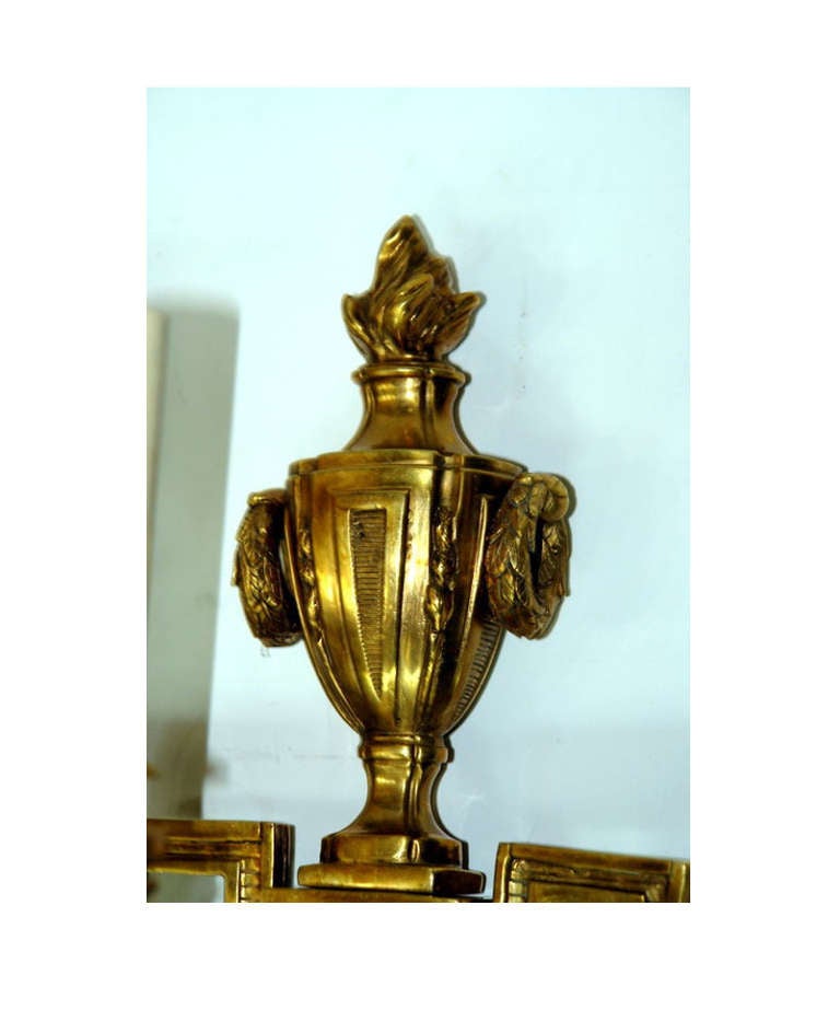 Ensemble de 4 appliques à 3 bras de lumière en bronze doré, de style néoclassique français, datant d'environ 1900, avec un motif de guirlande drapée sur les bras. Vendu par paire.
Mesures :
Hauteur : 25.5