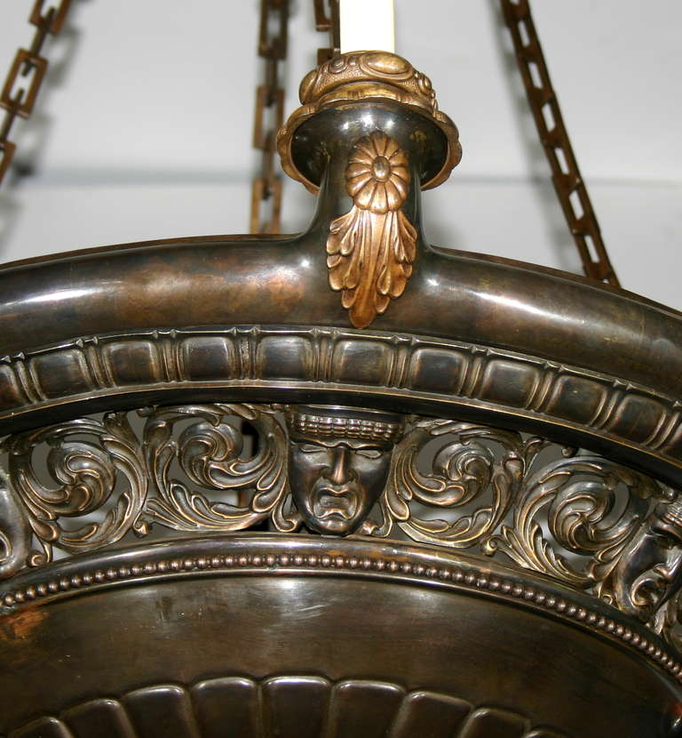 Lampadario in bronzo in stile neoclassico In condizioni buone in vendita a New York, NY