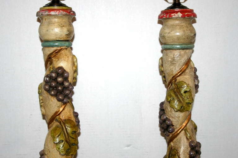 Espagnol Paire de bougeoirs en bois sculpté en vente