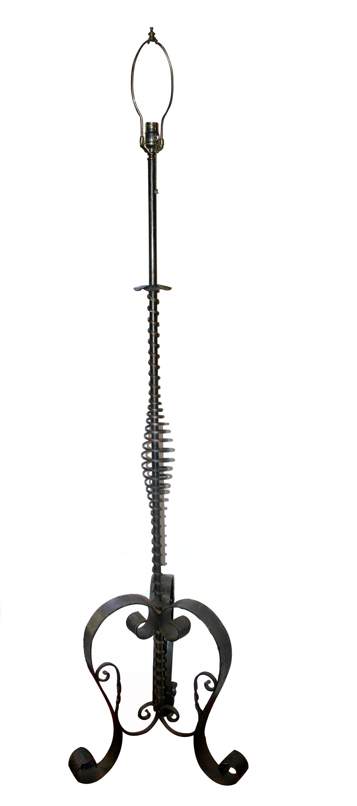 Eine Stehlampe aus gehämmertem Eisen mit originaler Patina aus der Zeit um 1900.

Abmessungen:
Höhe 66,5.