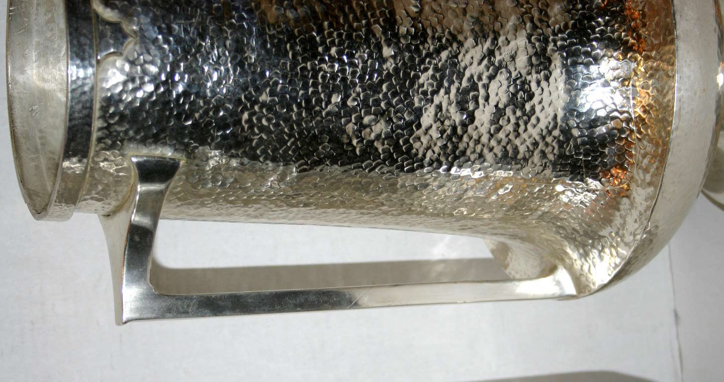 Inglese Coppia di vasi placcati in argento in vendita