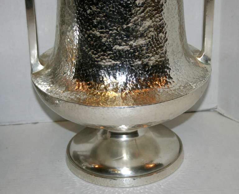 Début du 20ème siècle Paire de vases en métal argenté en vente