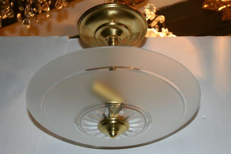 Eine einzelne französische Pendelleuchte aus den 1930er Jahren mit 3 Lichtern und geätztem Glaskörper.

Abmessungen:
Tropfen 9