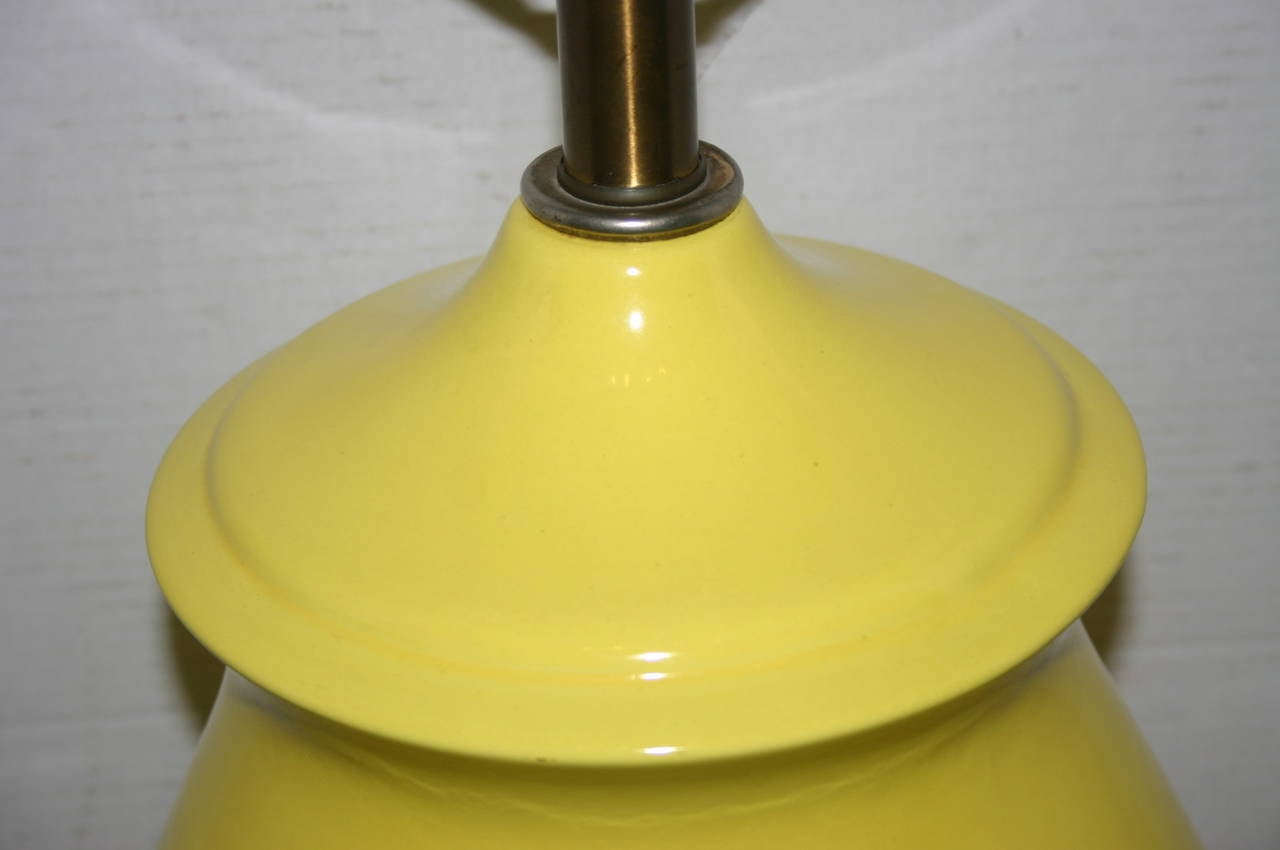 CIRCA 1950 Italienische Tischlampe aus gelb glasiertem Porzellan.

Abmessungen:
Höhe des Körpers: 20