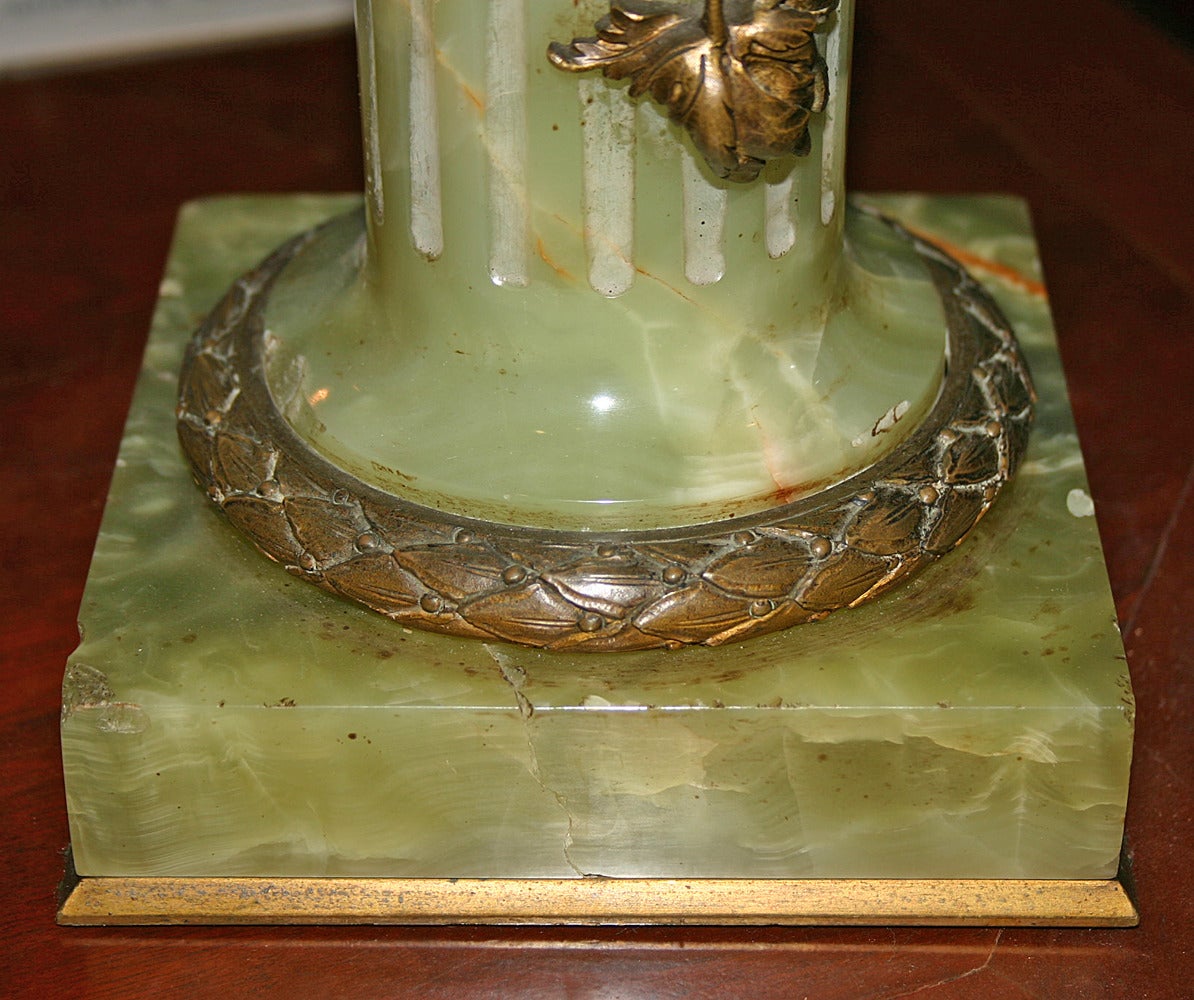 Effet bronze Statue d'aigle sur un piédestal en onyx en vente