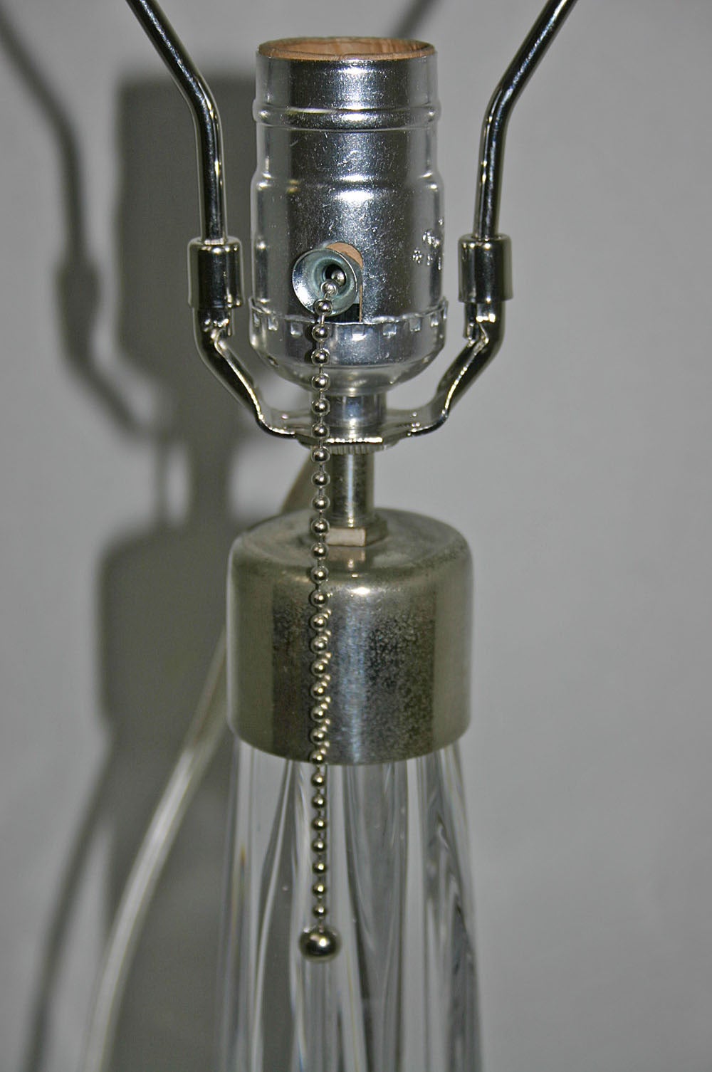 Une seule lampe italienne en verre de Murano datant des années 1930.

Mesures :
Hauteur du corps : 14
Hauteur jusqu'à l'appui de l'abat-jour : 23