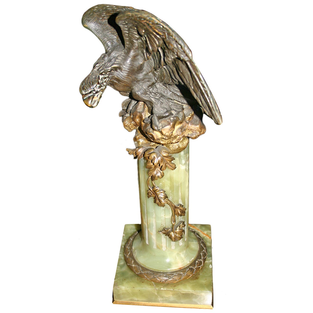 Statue d'aigle sur un piédestal en onyx en vente