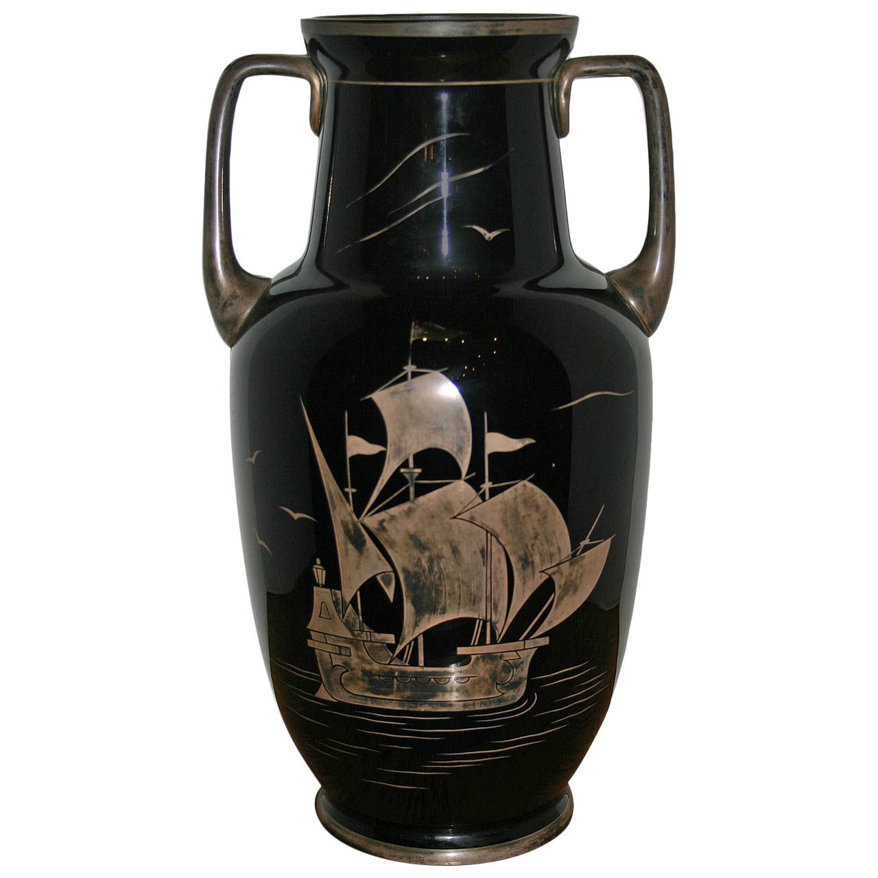 Vase aus schwarzem Glas mit Silberdekoration