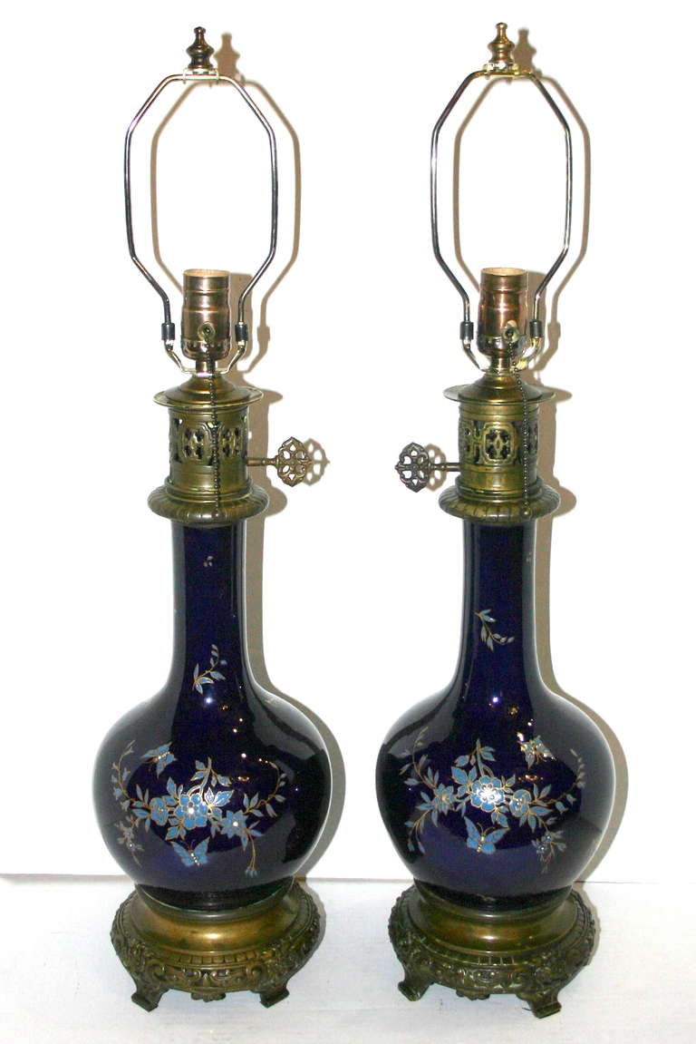 Paar französische Porzellan-Tischlampen (Frühes 20. Jahrhundert) im Angebot