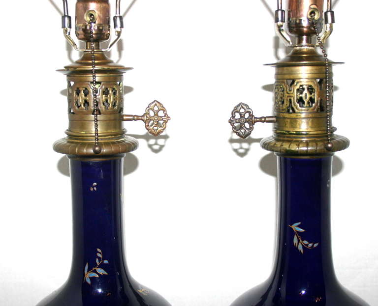 Pair of 1920s French porcelain table lamps with bronze bases and hand-painted decorations.

Measurements:
Height of body: 18