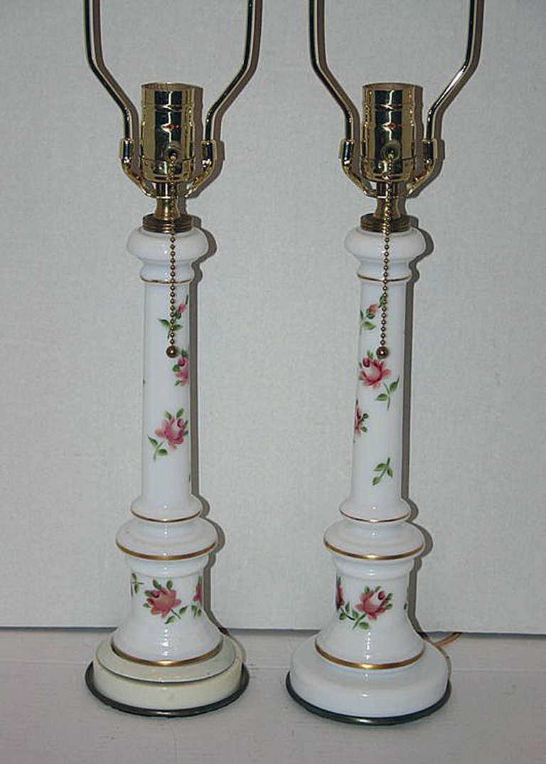 Paire de lampes de table françaises des années 1930 en opaline avec décoration florale.
Mesures :
13 1/2