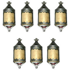 Juego de siete candelabros de metal plateado