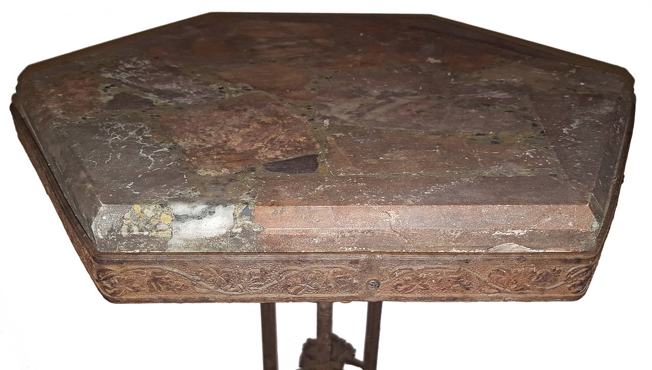Mesa de hierro con tablero de mármol mediados del siglo XX en venta