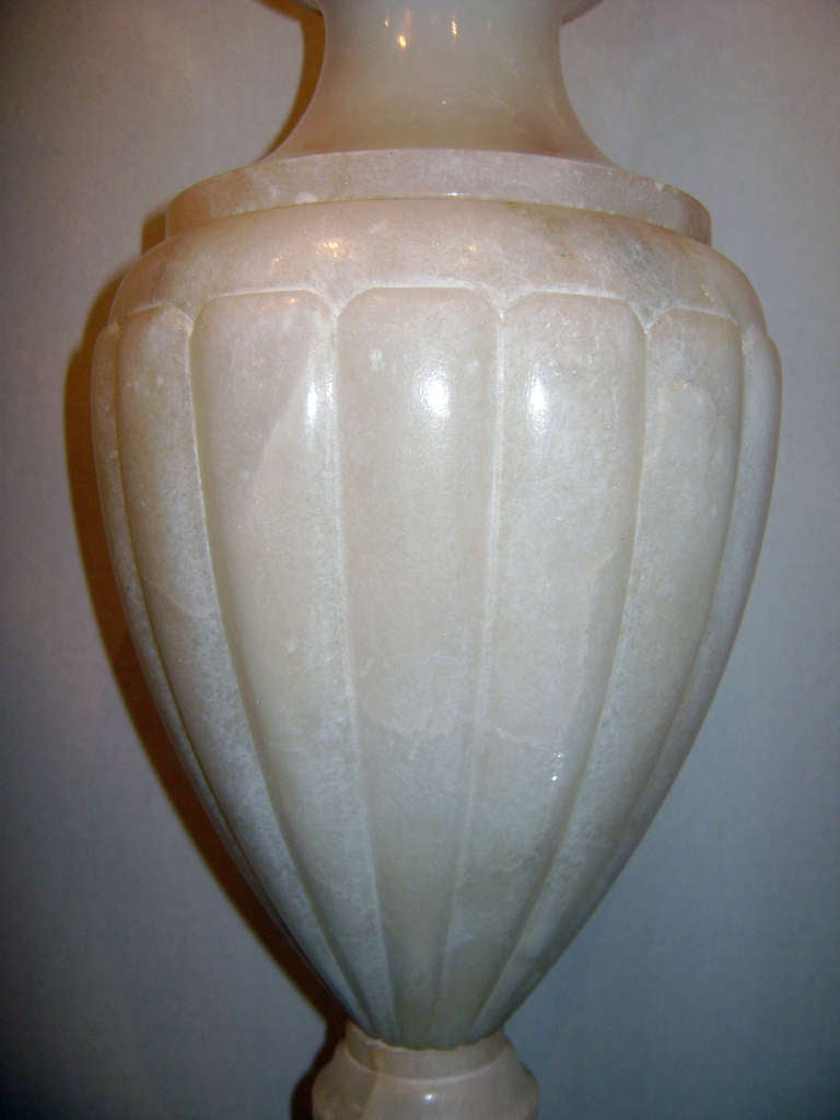 Große neoklassische Alabaster-Lampen (Handgeschnitzt) im Angebot