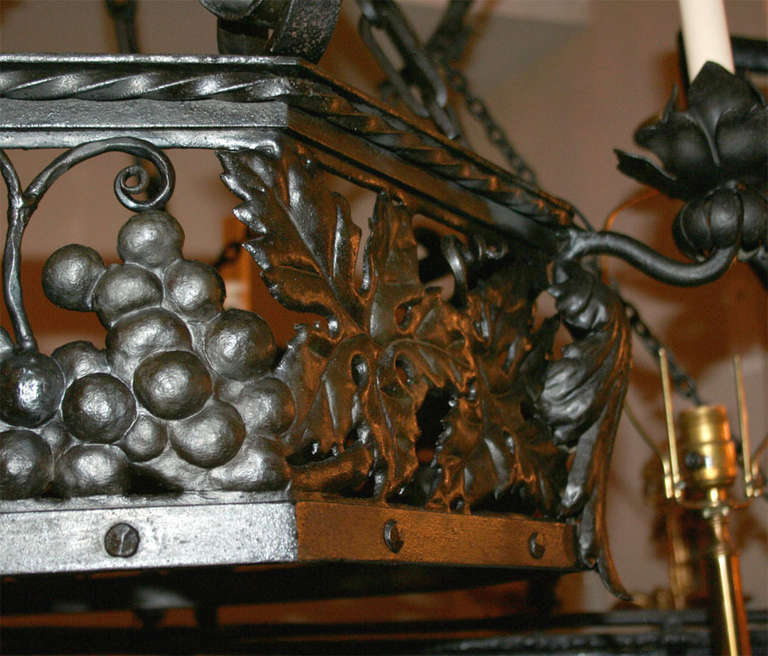 Un lustre en fer forgé datant d'environ 1900 avec un motif de raisins sur le corps. Finition et patine d'origine, avec 4 lumières.

hauteur minimale de 53 pouces, diamètre de 38 pouces