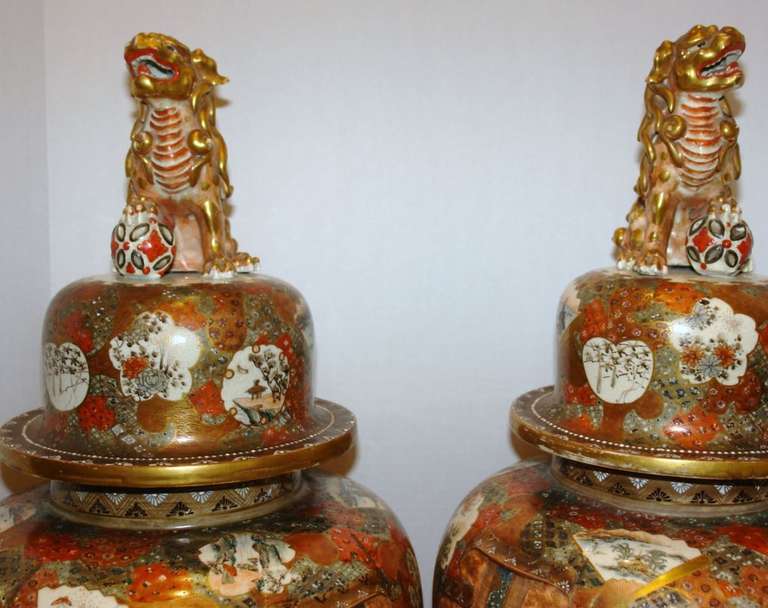 Paire de grands vases en porcelaine japonaise Excellent état - En vente à New York, NY