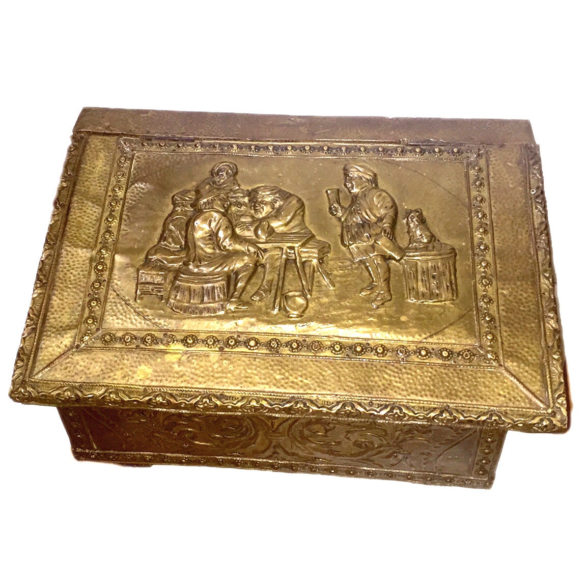 Caja de latón repujado