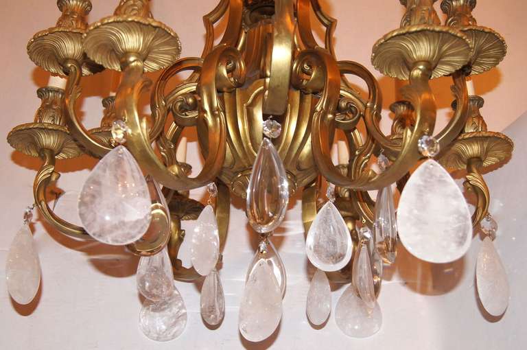 Vergoldeter Kronleuchter aus Bronze mit Bergkristall-Anhängern (Französisch) im Angebot
