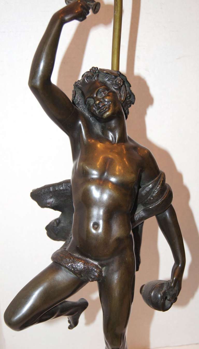 Bronze Paire de statues anciennes en bronze montées en lampes en vente