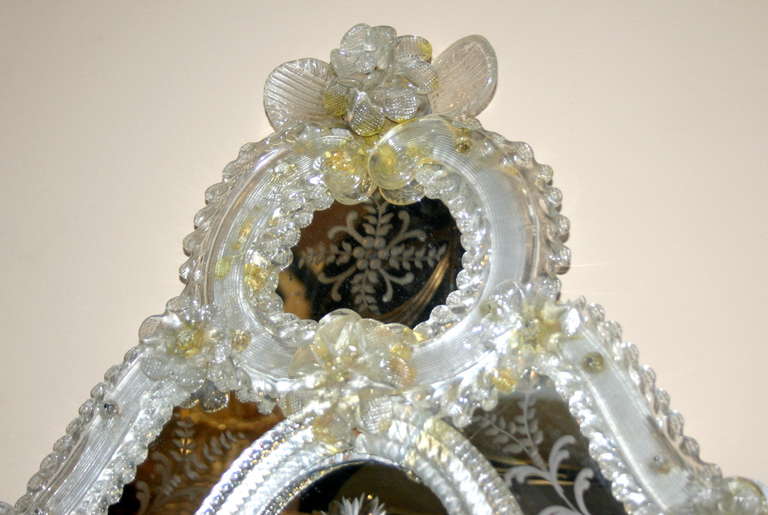 Pareja de grandes candelabros con espejo veneciano Italiano en venta