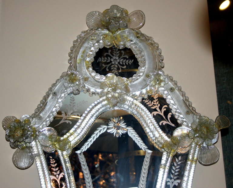 Pareja de grandes apliques venecianos de una sola luz, de hacia 1930, con flores y placa posterior grabada.