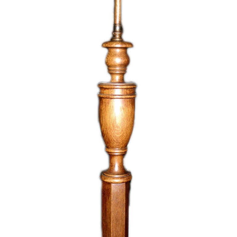 Stehlampe aus geschnitztem Holz (Französisch) im Angebot