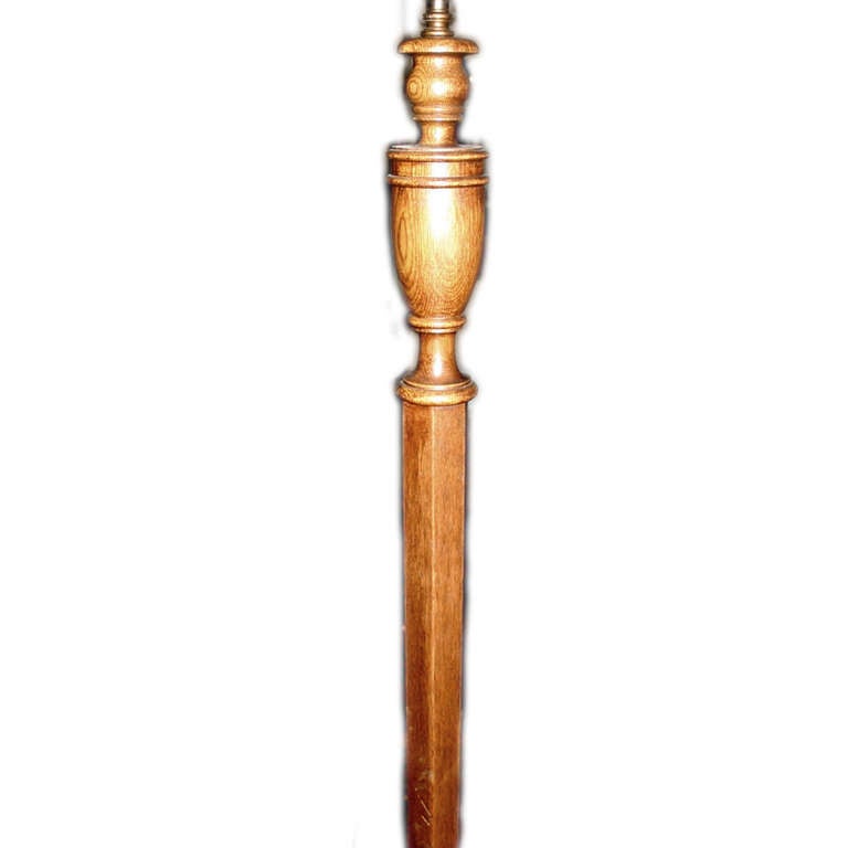 Eine französische Stehlampe aus geschnitztem Nussbaumholz, um 1920.

Abmessungen:
Höhe des Körpers: 59,5