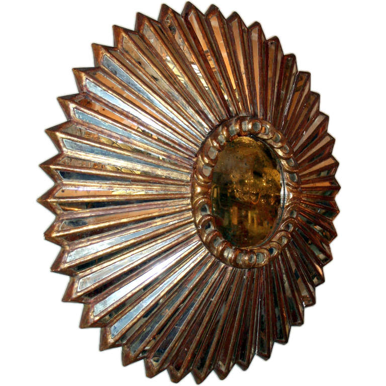 Specchio a forma di raggiera in legno dorato di epoca coloniale della fine del XIX secolo con inserti a specchio nella cornice. Patina originale.
Misure:
Diametro: 35,5
