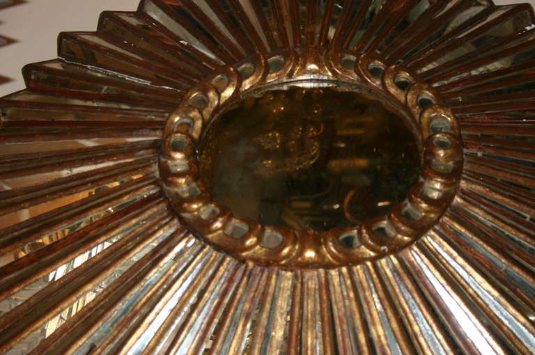 Spagnolo Specchio Sunburst in legno d'orato intagliato in vendita