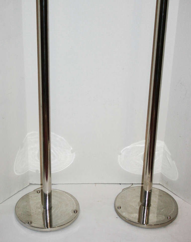 Paire de torchères plaquées chrome Excellent état - En vente à New York, NY