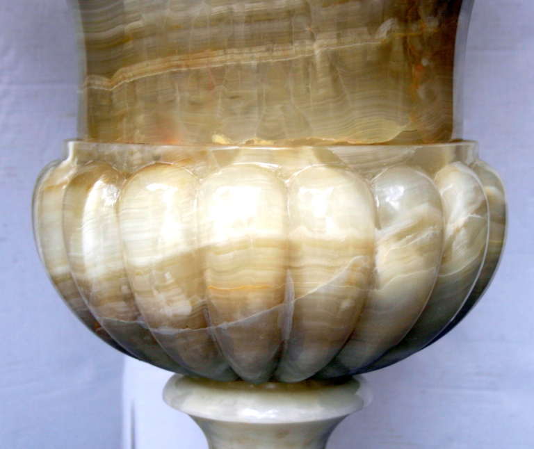 Pair of Large Onyx Urns In Good Condition For Sale In New York, NY