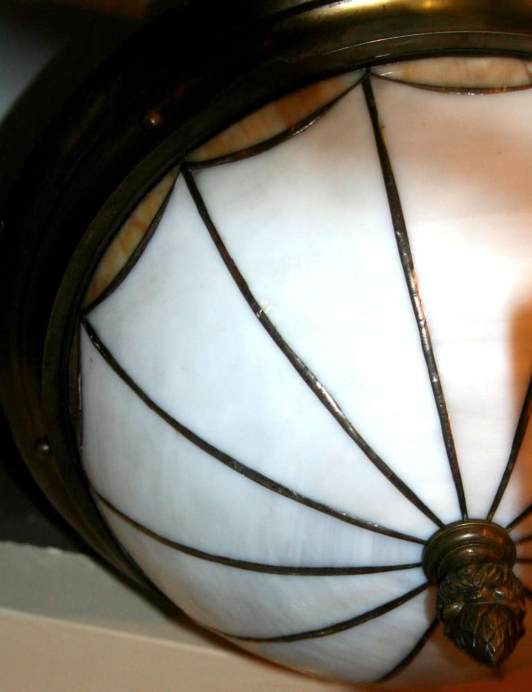 Un luminaire encastré en verre plombé de style néoclassique des années 1930 avec des lumières intérieures.

Mesures :
Diamètre : 17.5