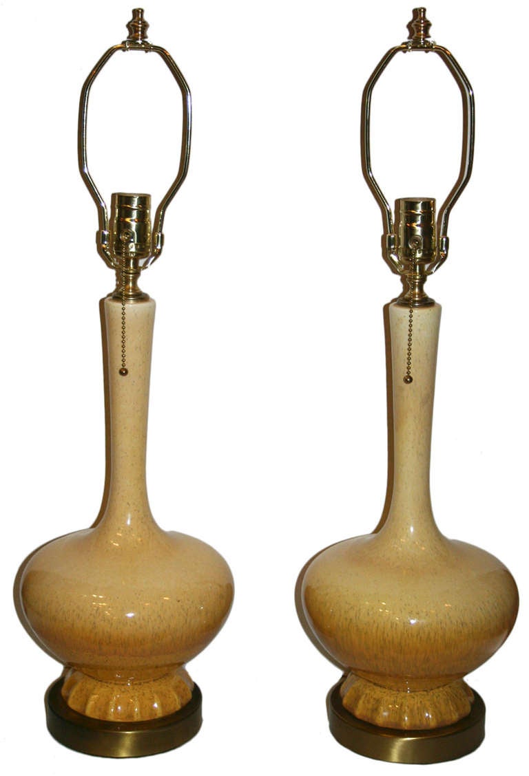 Paar französische Porzellan-Tischlampen aus den 1960er Jahren mit Bronzefuß. Helle, cremegelbe Farbe.
