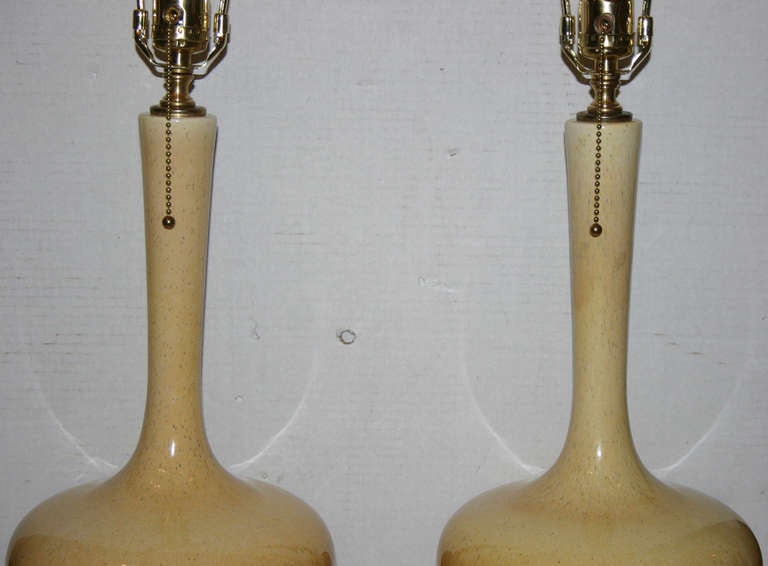 Mid-20th Century Pair of Light Cream Colored Porcelain Lamps For Sale