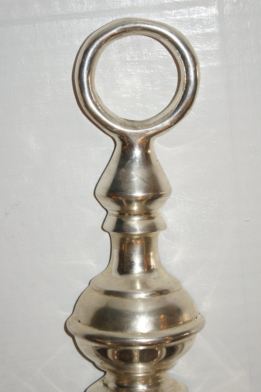 Coppia di grandi appliques inglesi argentate con bracci/luci ciascuno.
Misure
Altezza: 21,5
Larghezza: 14.5
Profondità: 10