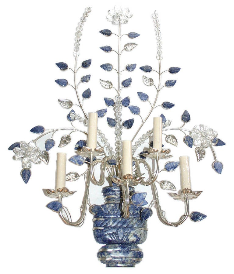 Paire d'appliques françaises en métal argenté datant des années 1960, avec un corps en pierre de lapis-lazuli, des feuilles en verre moulé et des fleurs en cristal.

Mesures :
Hauteur 33