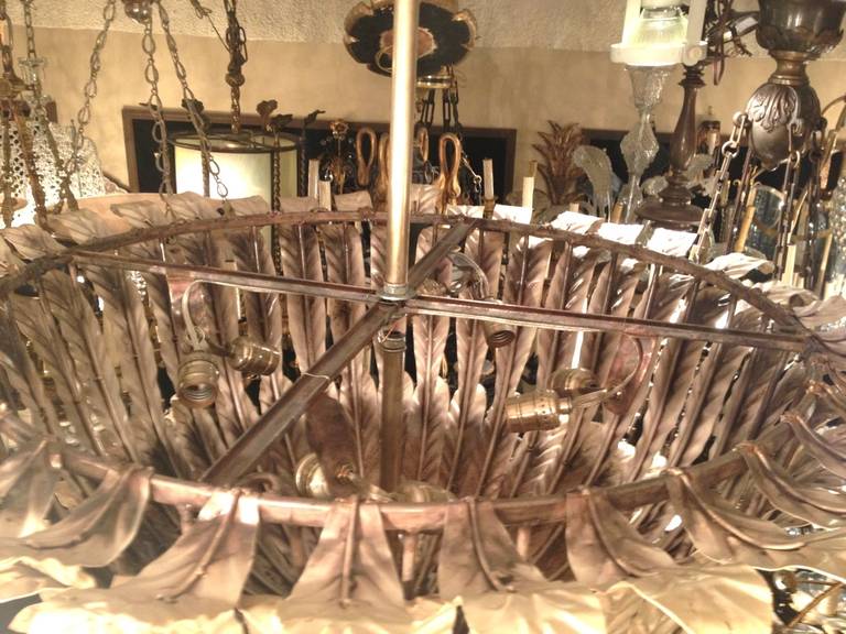 Coppia di grandi lampadari placcati in argento in vendita 1